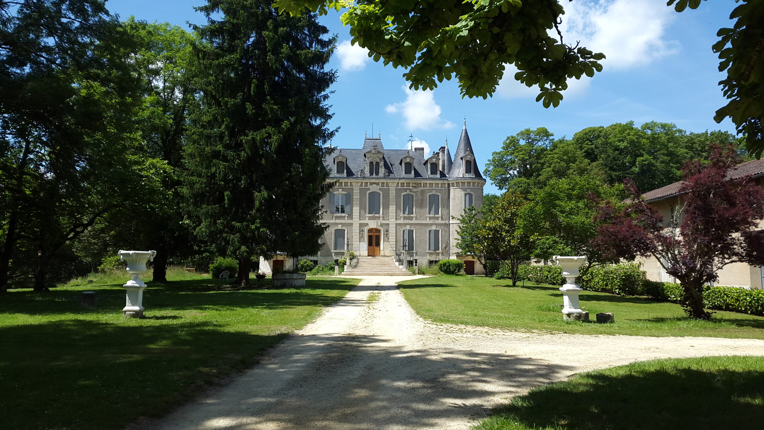 vue de l'entrée du château de la gauderie proche de périgueux en dordogne